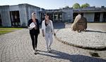 bosted. Socialdemokraternes formand Mette Frederiksen besøgte onsdag Bocenter Lindegården i Roskilde. Her bliver hun vist rundt af socialpædagog Mia Kristina Hansen. 