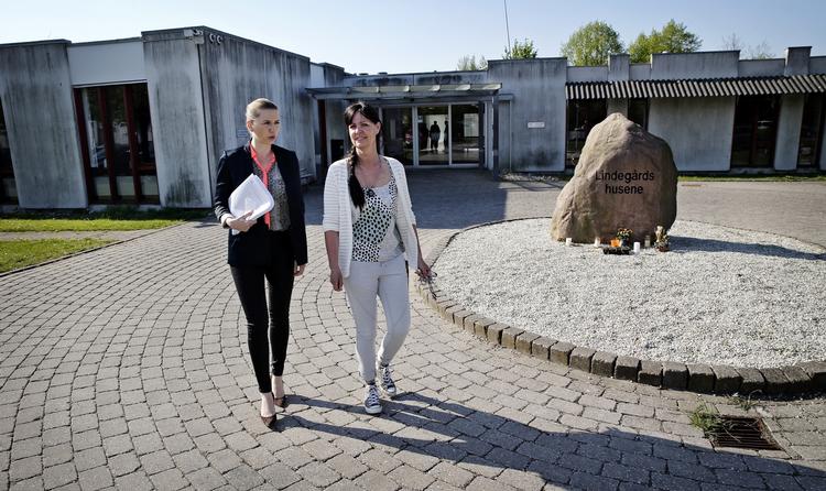 bosted. Socialdemokraternes formand Mette Frederiksen besøgte onsdag Bocenter Lindegården i Roskilde. Her bliver hun vist rundt af socialpædagog Mia Kristina Hansen. 
