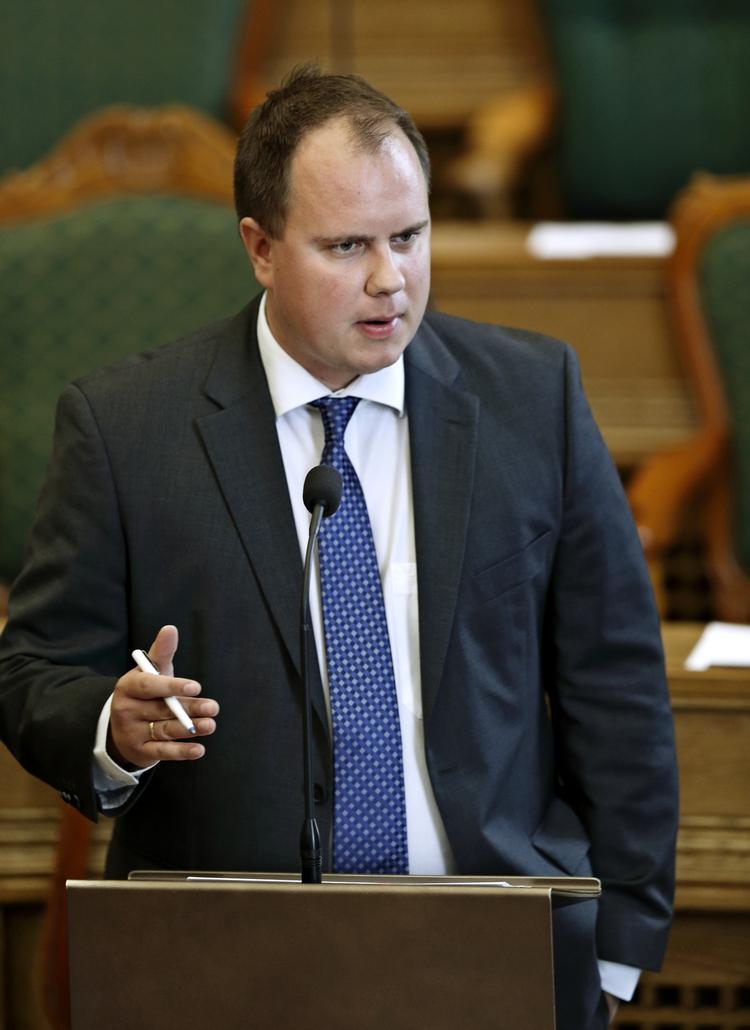 afvist. DF ønsker med beslutningsforslaget, er at få gennemført en politik, så man kan afvise asylansøgere ved grænsen. 