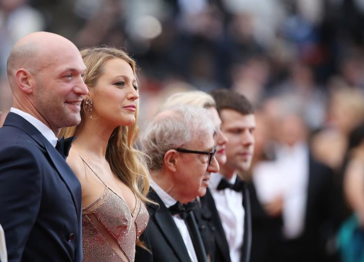Åbningsceremoni. Woody Allen åbnede verdens vigtigste filmfestival med sin film 'Cafe Society'. Her ankommer han på den røde løber sammen med skuespillerne i filmen, fra venstre er skuespiller Corey Stoll, skuespillerinde Blake Lively, instruktør Woody Allen, skuespillerinde Kristen Stewart og skuespiller Jesse Eisenberg. 