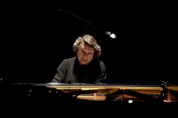 Moden. Der var stor styrke, men også stor mildhed i Elisabeth Leonskajas klaverspil ved koncerten i Diamanten. 