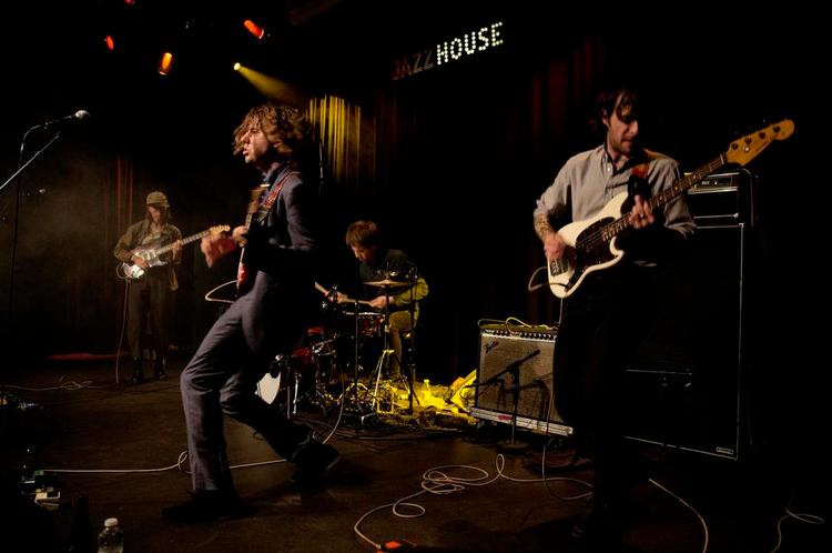Energisk. Kevin Morby gik forrest med krøllerne svingende i alle retninger, da hans ellers lavmælte sange fik et skud krudtrock på Jazzhouse. 