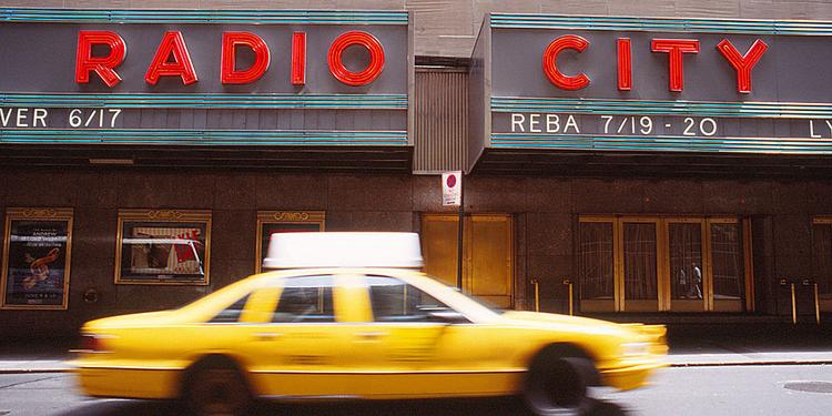 Bedrag. Det er frygtelig surt at have planlagt en ferie i New York og så opdage, at alle pengene til den bookede lejlighed er nappet af it-kriminelle. 