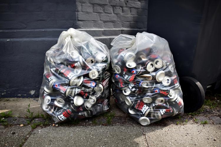 GENANVENDELSE Stort set alle dåser og flasker med pant bliver indleveret. 