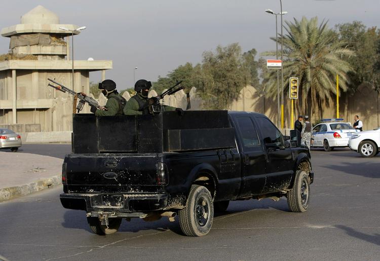 Samarbejde. Danske soldater i Irak har »uformelt« samarbejdet med det amerikanske sikkerhedsfirma Blackwater. Soldater fra firmaet er dømt for at have stået bag en række drab på civile irakere, som blev skudt i september 2007. 