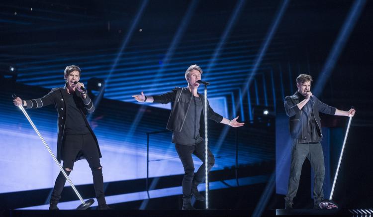 Danmark. Lighthouse X står klar på scenen i Stockholm i aften for at dyste om en plads i finalen på lørdag. Her er trioen fotograferet under prøverne. 