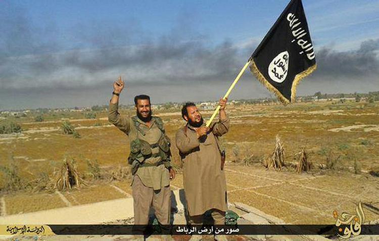 RETSSAG I dag begyndte ved retten i Glostrup den første sag mod en dansker, som er tiltalt for at have kæmpet for IS i Syrien. 