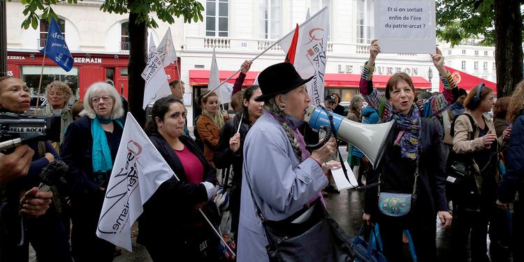 Protest. Franske feminister demonstrerede i går og protesterede imod sexisme i fransk politik efter en række skandalesager i det franske parlament. 