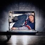 MENNESKEFRAGT. Anders Budde Christensen kryber sammen som en af de purunge flygtninge, der her mistet alt og nu oplever flugtens tomrum af uvished. 