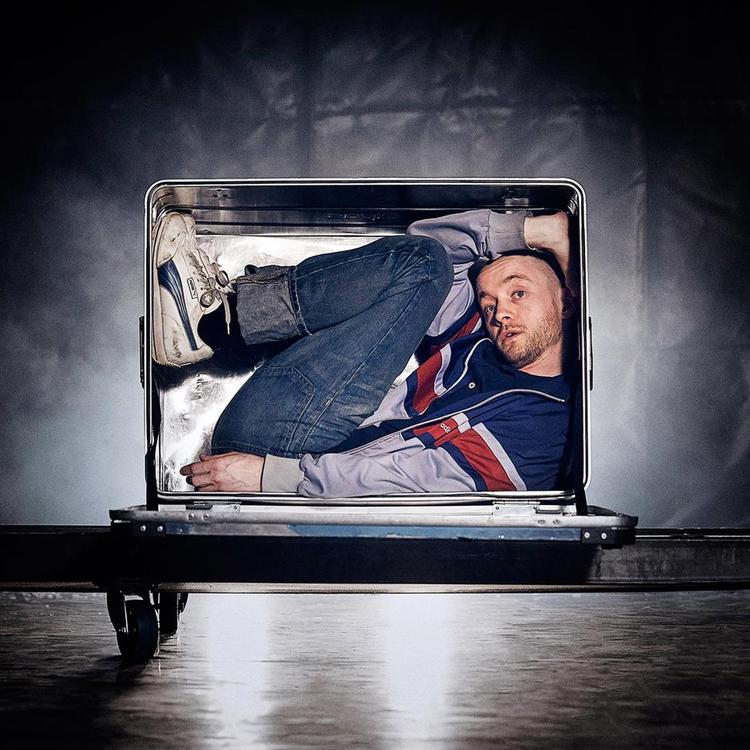 MENNESKEFRAGT. Anders Budde Christensen kryber sammen som en af de purunge flygtninge, der her mistet alt og nu oplever flugtens tomrum af uvished. 