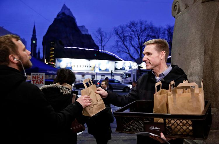 EU. I de blå partier har Dansk Folkepartis EU-skepsis nok smittet af, men i befolkningen generelt holder andel af skeptikere og støtter sig nogenlunde stabilt over en længere årrække. 