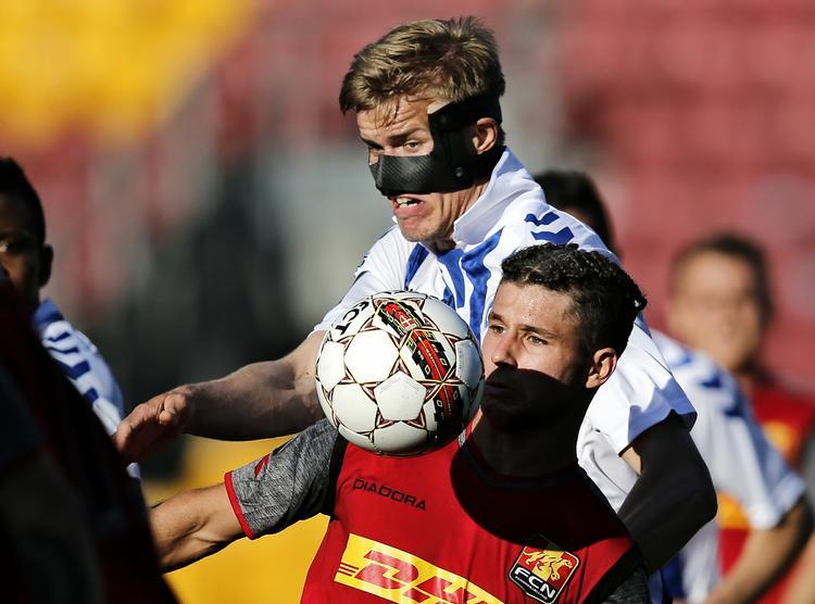 DUEL. OB's Frederik Tingager og FC Nordsjællands Emiliano Marcondes i intens nærkamp i Farum torsdag aften. 