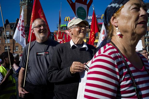 DEMONSTRATION. Tusindvis af københavnere var mødt op for at vise deres modvilje mod de kommunale besparelser, som regeringens omprioriteringsbidrag medfører. For landets 98 kommuner betyder det godt 7 milliarder kroner mindre frem til 2019. 