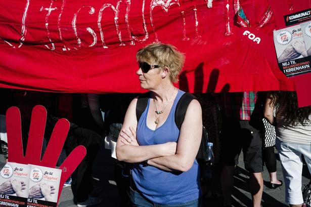 DEMONSTRATION. Tusindvis af københavnere var mødt op for at vise deres modvilje mod de kommunale besparelser, som regeringens omprioriteringsbidrag medfører. For landets 98 kommuner betyder det godt 7 milliarder kroner mindre frem til 2019. 