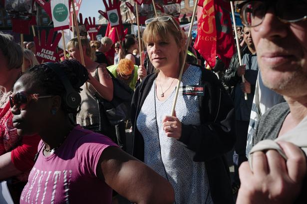 DEMONSTRATION. Tusindvis af københavnere var mødt op for at vise deres modvilje mod de kommunale besparelser, som regeringens omprioriteringsbidrag medfører. For landets 98 kommuner betyder det godt 7 milliarder kroner mindre frem til 2019. 