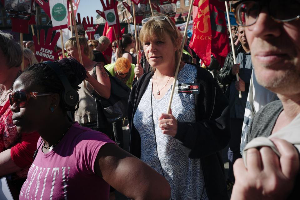 DEMONSTRATION. Tusindvis af københavnere var mødt op for at vise deres modvilje mod de kommunale besparelser, som regeringens omprioriteringsbidrag medfører. For landets 98 kommuner betyder det godt 7 milliarder kroner mindre frem til 2019. 