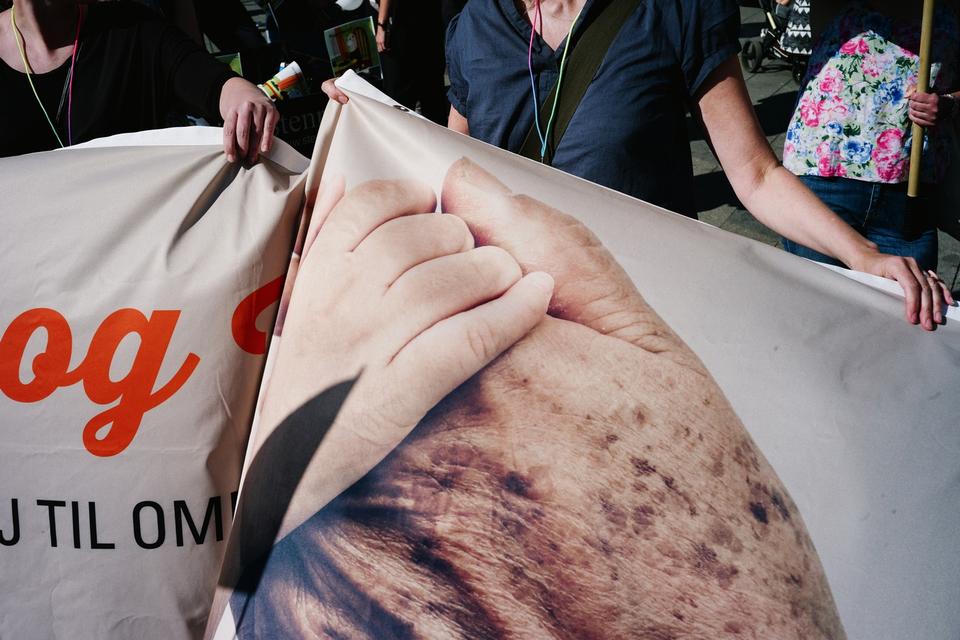 DEMONSTRATION. Tusindvis af københavnere var mødt op for at vise deres modvilje mod de kommunale besparelser, som regeringens omprioriteringsbidrag medfører. For landets 98 kommuner betyder det godt 7 milliarder kroner mindre frem til 2019. 