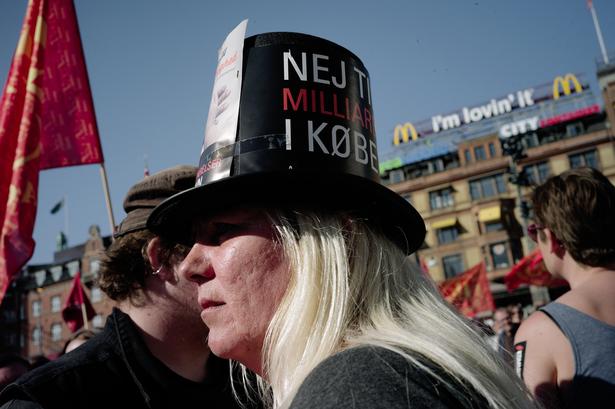 DEMONSTRATION. Tusindvis af københavnere var mødt op for at vise deres modvilje mod de kommunale besparelser, som regeringens omprioriteringsbidrag medfører. For landets 98 kommuner betyder det godt 7 milliarder kroner mindre frem til 2019. 