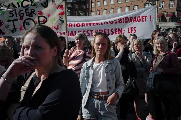 DEMONSTRATION. Tusindvis af københavnere var mødt op for at vise deres modvilje mod de kommunale besparelser, som regeringens omprioriteringsbidrag medfører. For landets 98 kommuner betyder det godt 7 milliarder kroner mindre frem til 2019. 
