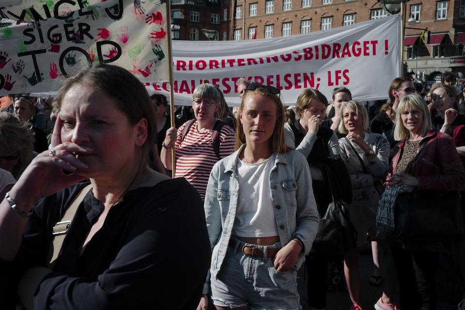 DEMONSTRATION. Tusindvis af københavnere var mødt op for at vise deres modvilje mod de kommunale besparelser, som regeringens omprioriteringsbidrag medfører. For landets 98 kommuner betyder det godt 7 milliarder kroner mindre frem til 2019. 