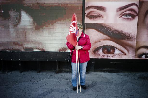 DEMONSTRATION. Tusindvis af københavnere var mødt op for at vise deres modvilje mod de kommunale besparelser, som regeringens omprioriteringsbidrag medfører. For landets 98 kommuner betyder det godt 7 milliarder kroner mindre frem til 2019. 