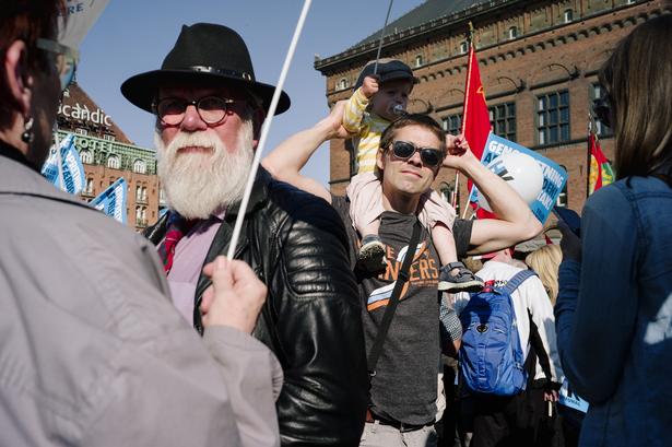 DEMONSTRATION. Tusindvis af københavnere var mødt op for at vise deres modvilje mod de kommunale besparelser, som regeringens omprioriteringsbidrag medfører. For landets 98 kommuner betyder det godt 7 milliarder kroner mindre frem til 2019. 