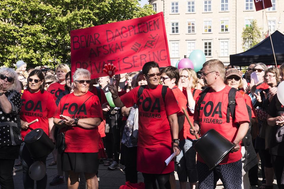 demonstrationer mod kommunale besparelser løb af stablen i 74 danske byer landet over. Her er det demonstranter fra Aarhus. 