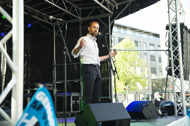 LANDSDÆKKENDE. Dagens demonstrationer mod kommunale besparelser løb af stablen i 74 danske byer landet over. Her er det demonstranter fra Aarhus. 