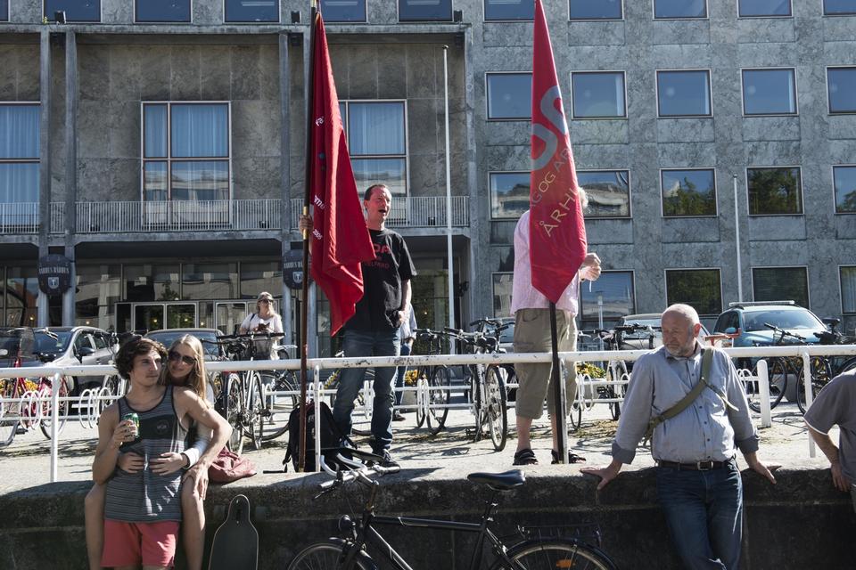 LANDSDÆKKENDE. Dagens demonstrationer mod kommunale besparelser løb af stablen i 74 danske byer landet over. Her er det demonstranter fra Aarhus. 