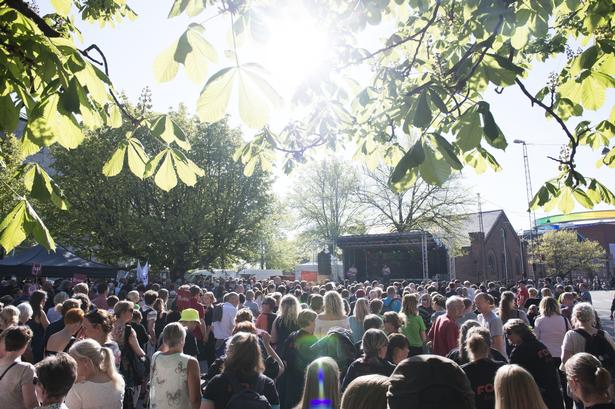 LANDSDÆKKENDE. Dagens demonstrationer mod kommunale besparelser løb af stablen i 74 danske byer landet over. Her er det demonstranter fra Aarhus. 