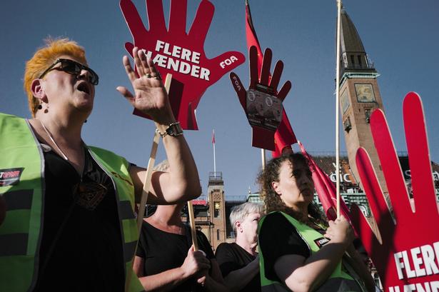 DEMONSTRATION. Tusindvis af københavnere var mødt op for at vise deres modvilje mod de kommunale besparelser, som regeringens omprioriteringsbidrag medfører. For landets 98 kommuner betyder det godt 7 milliarder kroner mindre frem til 2019. 
