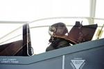 F-35-kampfly. Flyvevåbenets piloter skal i perioder at arbejde op til 48 timer, være udsendt til operationer i længere perioder og samtidig holde mindre ferie for at finde penge til et helt kampfly. 
