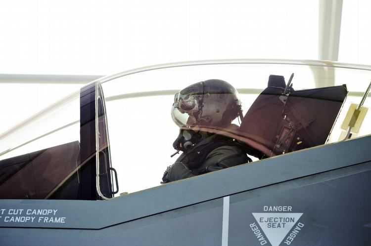 F-35-kampfly. Flyvevåbenets piloter skal i perioder at arbejde op til 48 timer, være udsendt til operationer i længere perioder og samtidig holde mindre ferie for at finde penge til et helt kampfly. 
