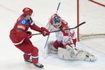 Nedskudt. Simon Nielsen havde ind travl dag i målet på det danske VM-hold i ishockey. 10 gange måtte han hente pucken ud af nettet i kampen mod Rusland. Foto: Ivan Sekretarev/AP 