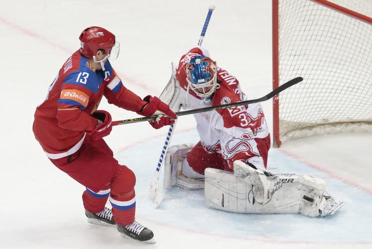 Nedskudt. Simon Nielsen havde ind travl dag i målet på det danske VM-hold i ishockey. 10 gange måtte han hente pucken ud af nettet i kampen mod Rusland. Foto: Ivan Sekretarev/AP 