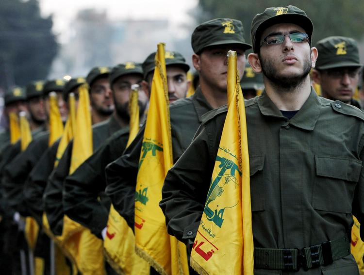 parade. Hizbollasoldater marcherer ved en tidligere lejlighed i anledning af indvielsen af en kirkegård i det sydlige Beirut til soldater, som er døde i kampen mod Israel. 