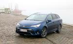 OPSTRAMMET. Toyota Avensis fik sidste år en fornyelse af designet. Den kører dog stadig med en meget traditionelt benzinmotor. 