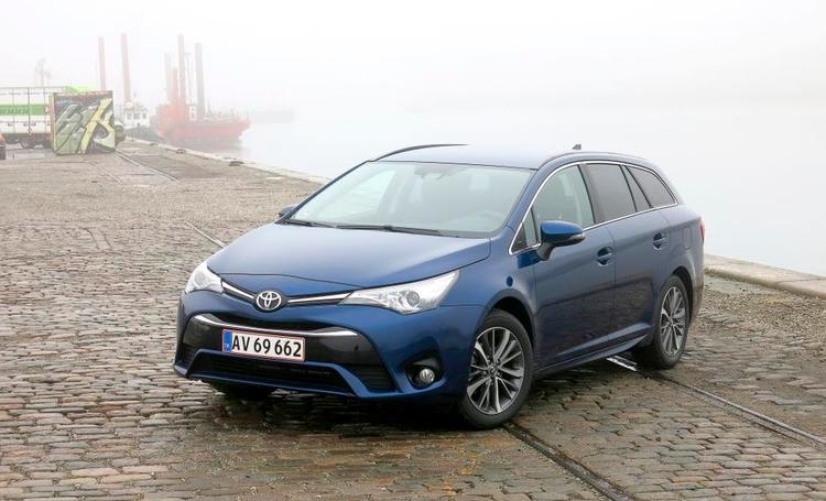 OPSTRAMMET. Toyota Avensis fik sidste år en fornyelse af designet. Den kører dog stadig med en meget traditionelt benzinmotor. 