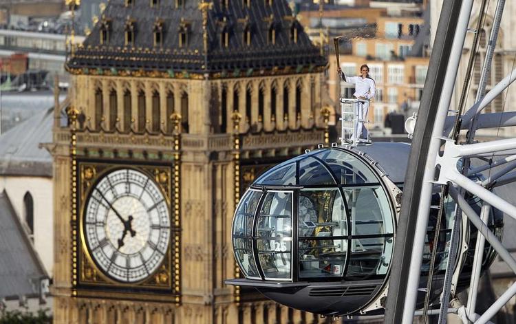 ATTRAKTIONER. Udsigtshjulet London Eye og 'Big Ben' er noget af det, der trækker i turisterne i London. Først skal turisterne dog vælge, hvilket flyselskab, de vil flyve med. 
