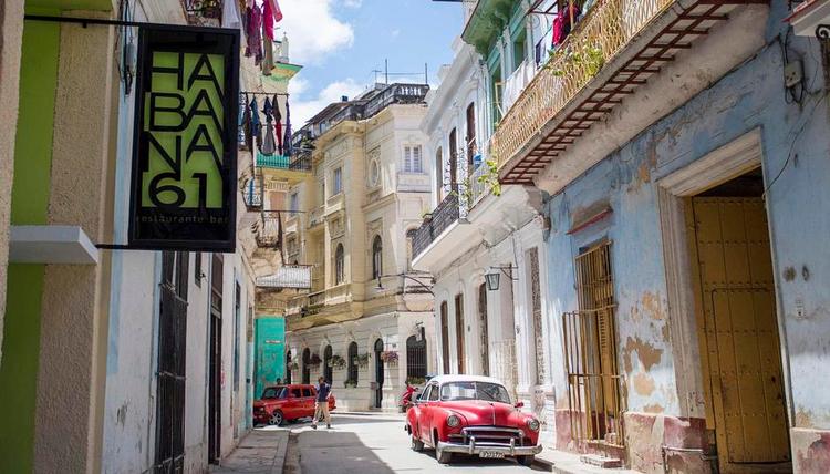 forskønnet. Habanagaden i den del af Havanas gamle bydel, som er under hastig forandring. Her ligger bl.a. en af byens toprestauranter, Habana 61. Foto: Desmond Boylan/AP 
