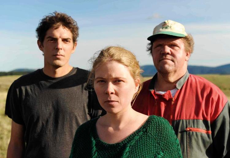 krise. I filmen 'Rester Vertical' følger vi en kriseramt manuskriptforfatter, der halvhjertet forsøger at færdiggøre et manuskript.