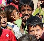 Fordrevet. Yazidi-børn, der er drevet på flugt af Islamisk Stat, samler sig i en flygtningelejr i Syrien. Flere og flere børn drives på flugt alene. 