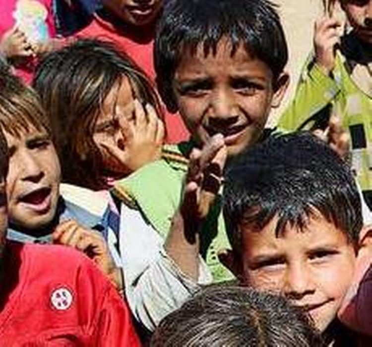 Fordrevet. Yazidi-børn, der er drevet på flugt af Islamisk Stat, samler sig i en flygtningelejr i Syrien. Flere og flere børn drives på flugt alene. 