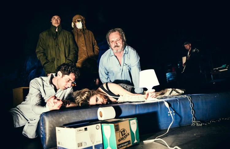 nedlagt. Graces (Rikke Lyllofs) godhed bliver intimt testet, her i al fredsommelighed med Benjamin Kitter som Tom og Mads Nørby som hans far. 