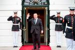 besøgsven. Lars Løkke Rasmussen fotografet foran Det Hvide Hus ved et besøg i marts. 