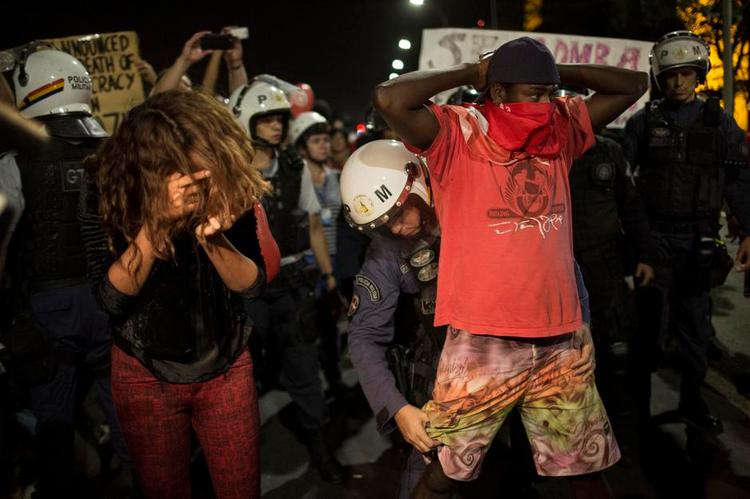 Protest. Der var demonstrationer uden for senatet i Brasilia til støtte for Dilma Rousseff under den 20 timer lange afstemningsprocedure, som endte med 55-22 for en rigsretssag. 