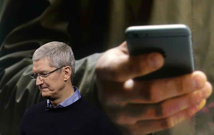 Apples CEO Tim Cook har haft en hård tid, efter at Apple leverede et skuffende regnskab i sidste måned. Nu har Google skubbet dem væk fra pladsen som verdens mest værdifulde selskab. 
