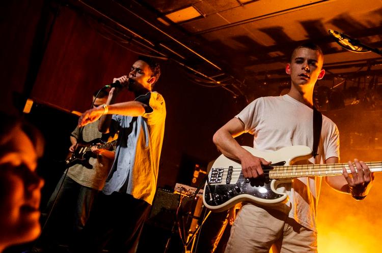 Pop. Der var varmt som et snobrødsbål torsdag aften i Lille Vega, da Liss fra Aarhus fik salen til at skråle med på deres eksperimenterende bløde pop. 