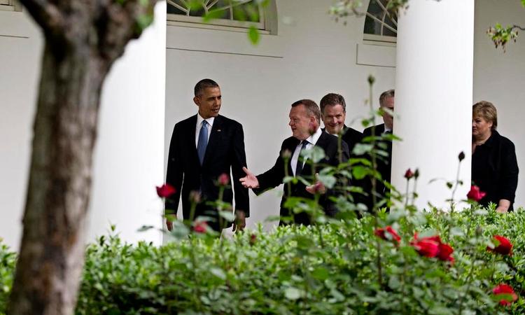 Velkommen. Barack Obama og Lars Løkke Rasmussen går forrest på vej mod det ovale rum i Det Hvide Hus. 