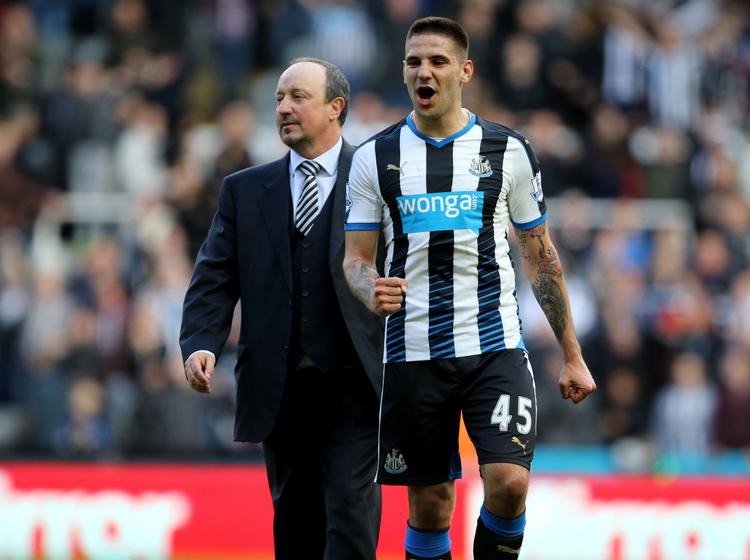 støtteaktioner. Newcastle-fans vil så gerne have, at toptræner Rafael Benitez (tv) bliver lidt længere i klubben. Og spanieren synes ikke afvisende. 